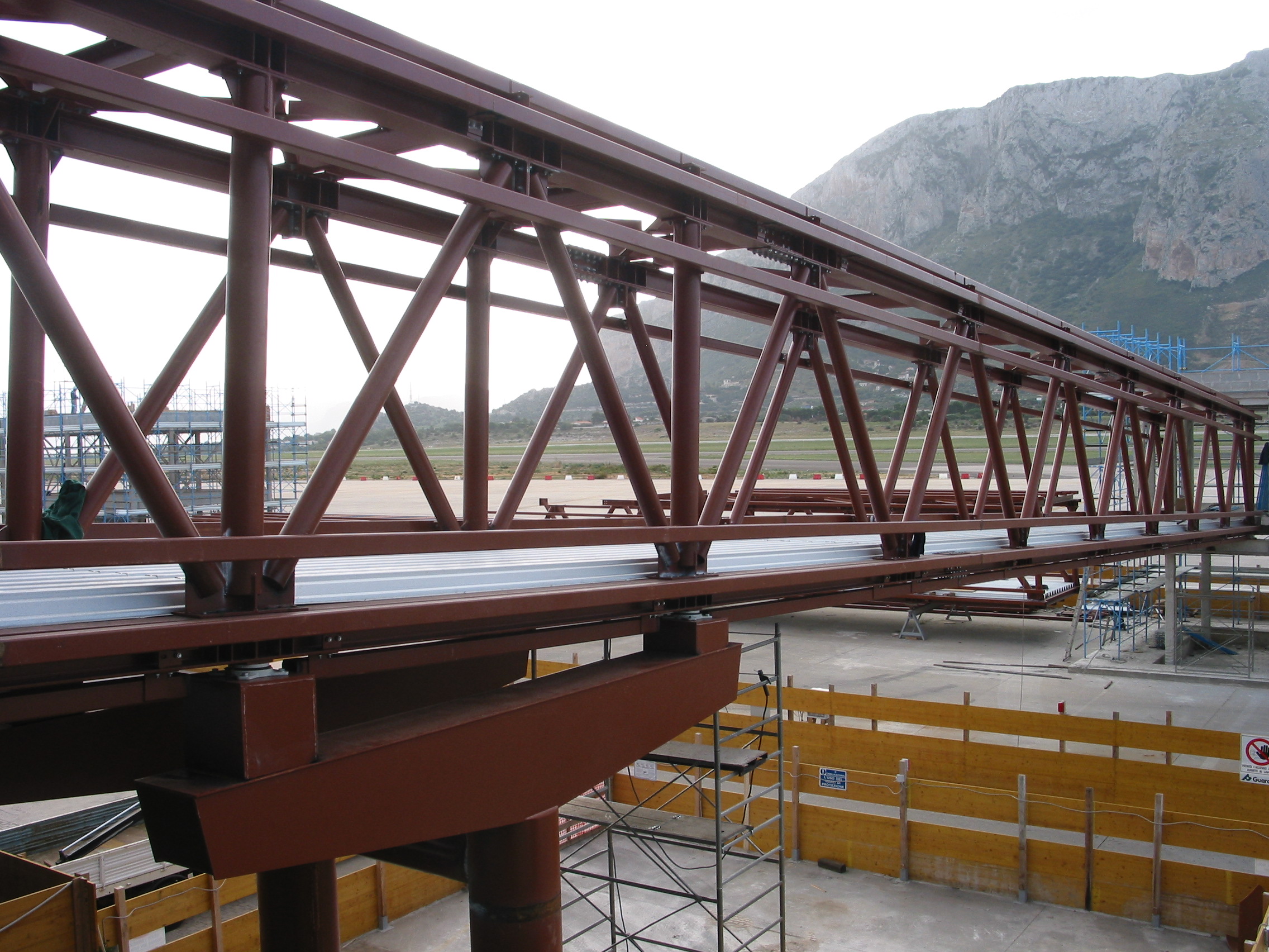 Detail of the metal structure of one of the connecting walkways